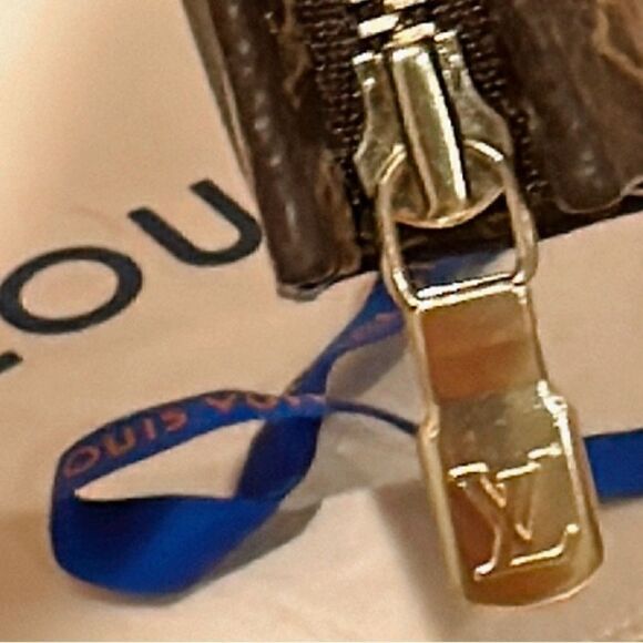 💯% Authentic Louis Vuitton Toiletry 26✨ - Picture 12 of 16